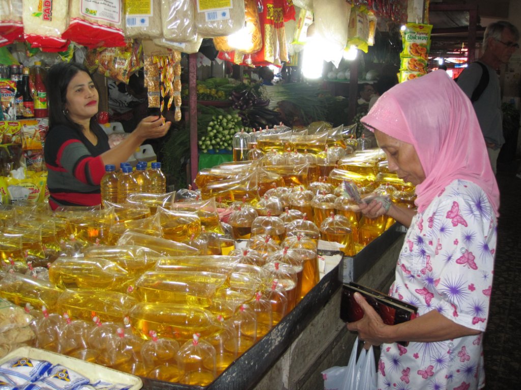 01-Vegetable oil on the market.jpg - Vegetable oil on the market